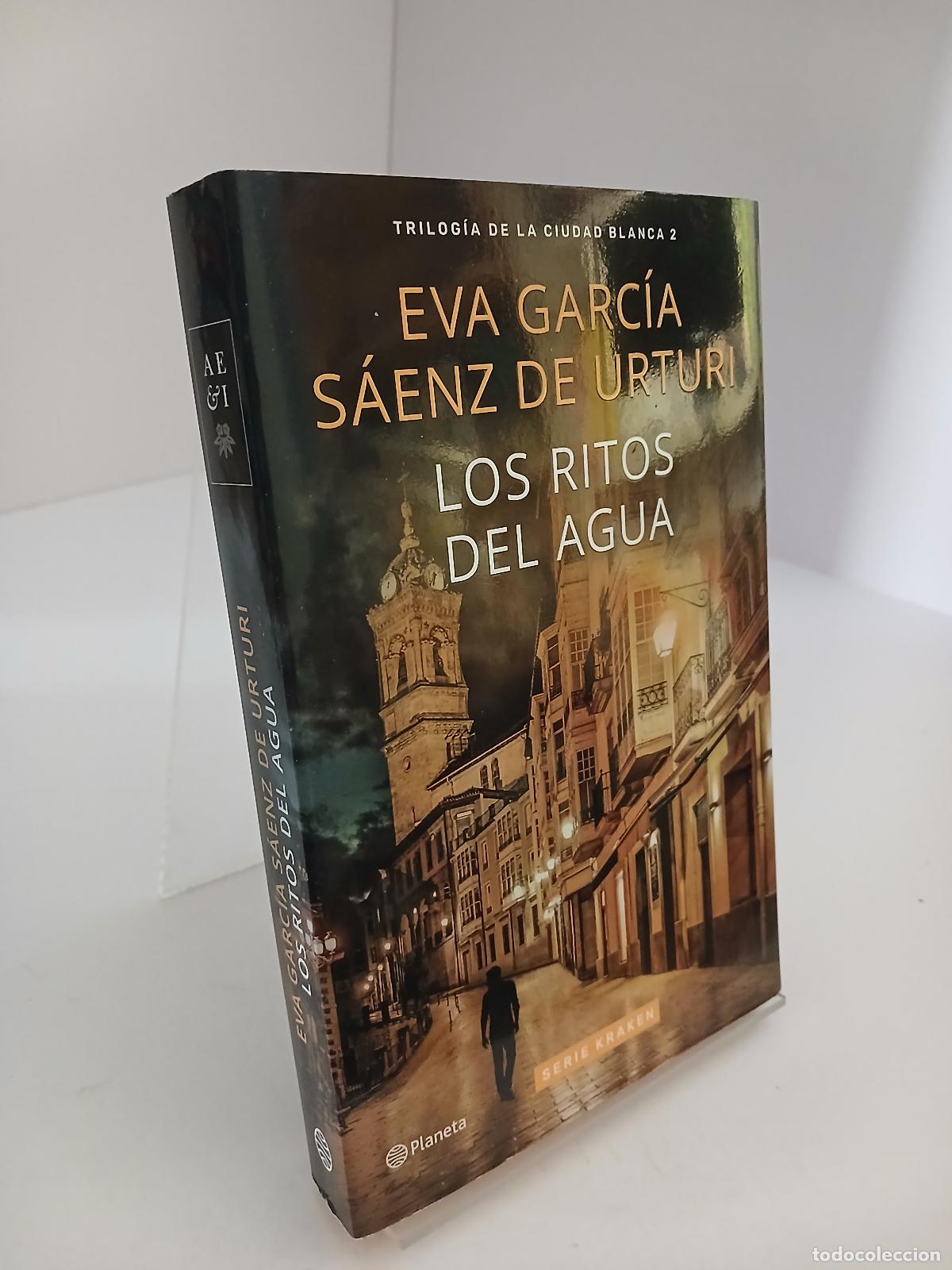 Libros de segunda mano: Los Ritos del Agua (edici&oacute;n especial con cantos decorados): SERIE KRAKEN - Eva Garc&iacute;a S&aacute;enz de Urtur