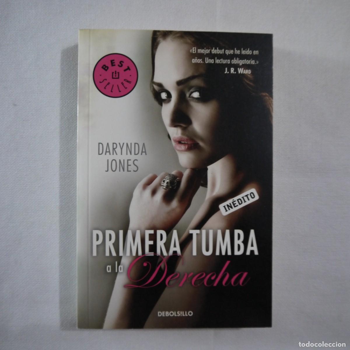 Libros de segunda mano: PRIMERA TUMBA A LA DERECHA - DARYNDA JONES - EDICI&Oacute;N DE BOLSILLO - 2012 - 1.&ordf; EDICI&Oacute;N