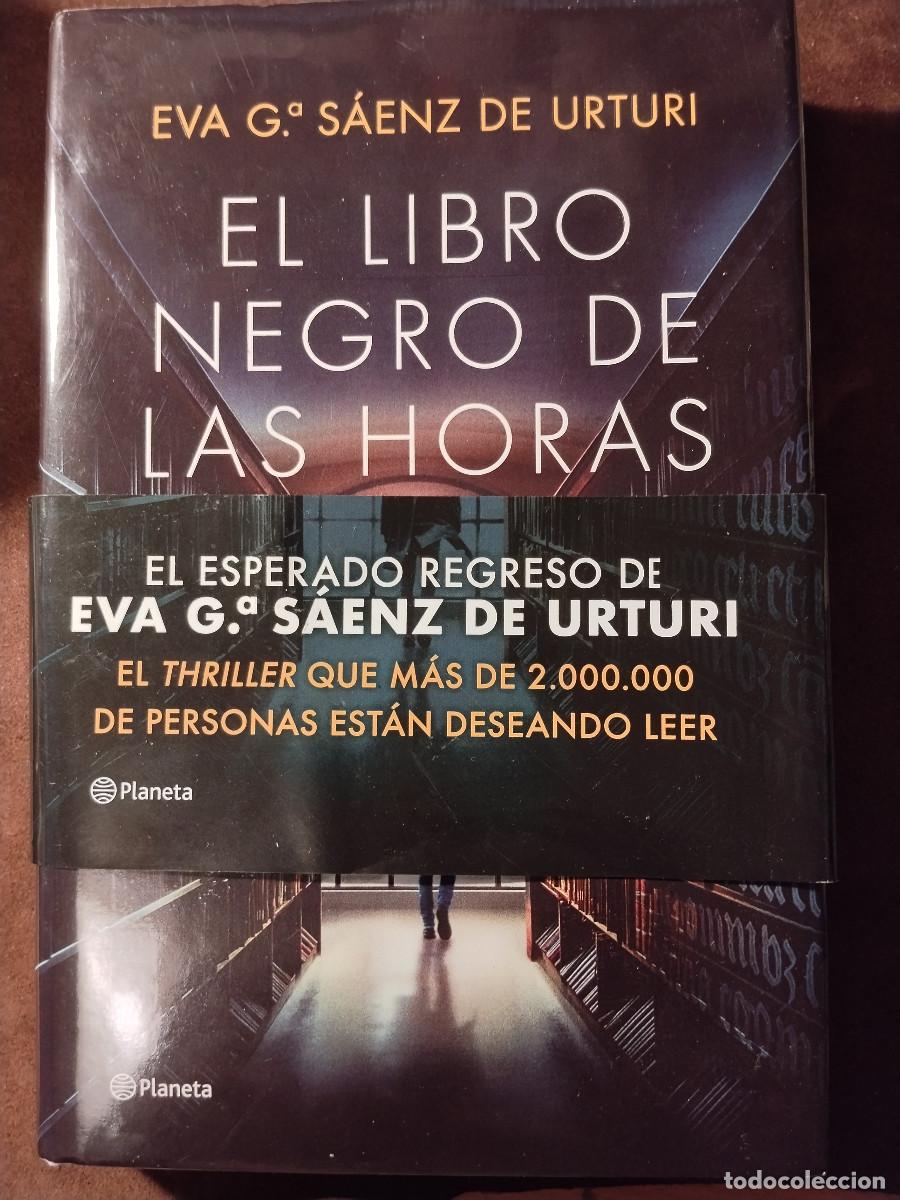 Libros de segunda mano: EL LIBRO NEGRO DE LAS HORAS - Eva Garc&iacute;a S&aacute;enz de Urturi - Planeta - Thriller