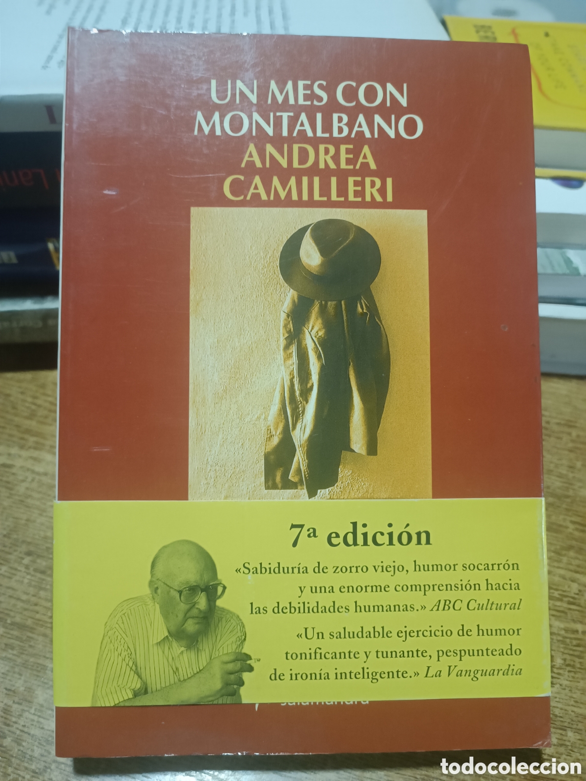 Libros de segunda mano: Un mes con Montalb&aacute;no Andrea camilleri salamandra