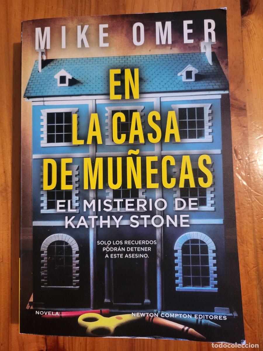 Libros de segunda mano: EN LA CASA DE MU&Ntilde;ECAS EL MISTERIO DE KATHY STONE. MIKE OMER