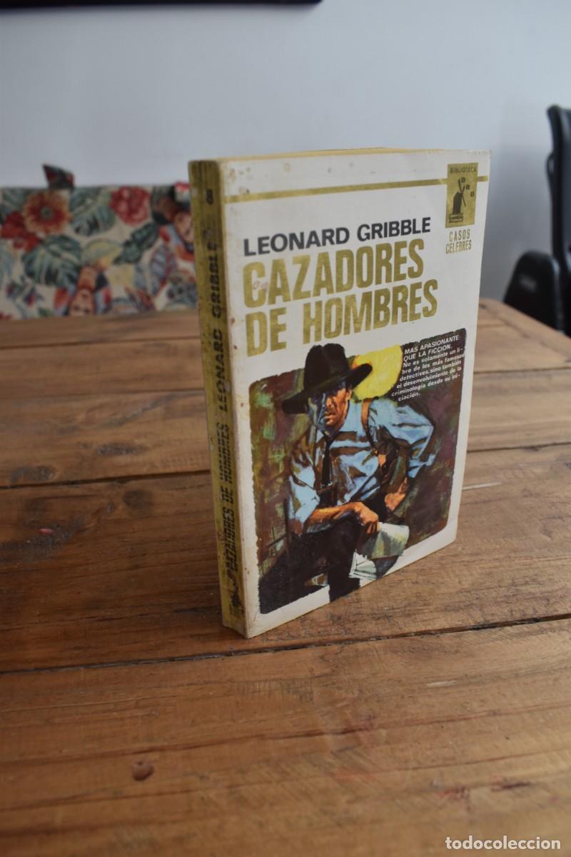 Libros de segunda mano: CAZADORES DE HOMBRES. Leonard Gribble. Molino 1965 Biblioteca Oro 8 Casos Celebres
