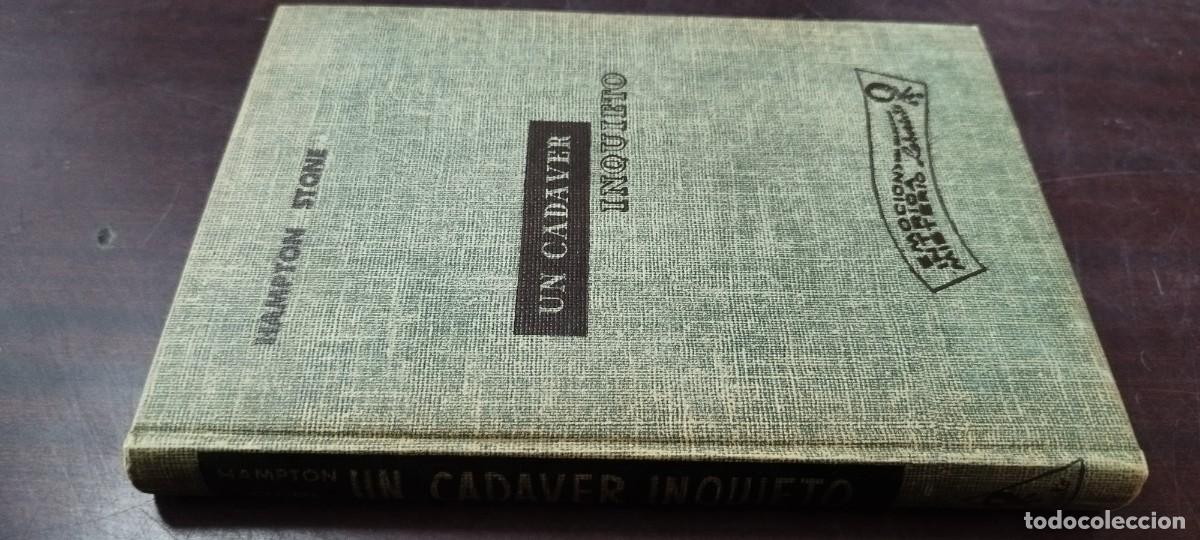 Libros de segunda mano: UN CADAVER INQUIETO / HAMPTON STONE / Z505 CUMBRE-LABERINTO, EMOCION INTRIGA MISTERIO - MEXICO