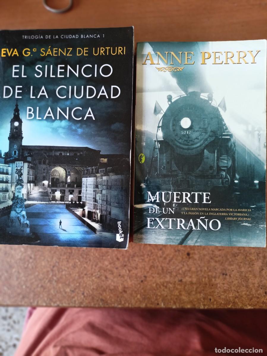 Libros de segunda mano: Lote 2 novelas: Muerte de un extra&ntilde;o/Anne Perry - El silencio de la ciudad blanca/Eva G&ordf; S&aacute;enz de Ur