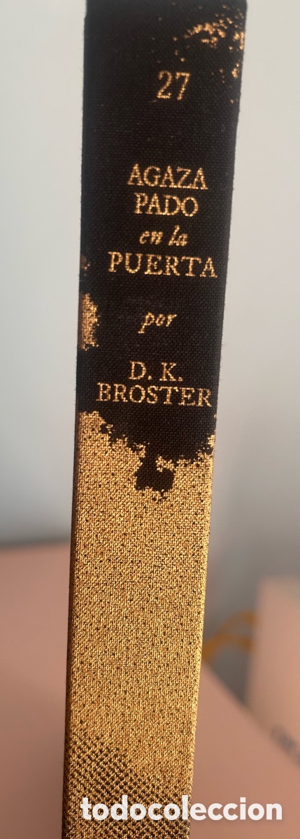 Libros de segunda mano: AGAZAPADO EN LA PUERTA &ndash; D. K. BROSTER &ndash; CR&Iacute;PTICA EDITORIAL &ndash; 1.&ordf; EDICI&Oacute;N 2026 &ndash; TAPA DURA