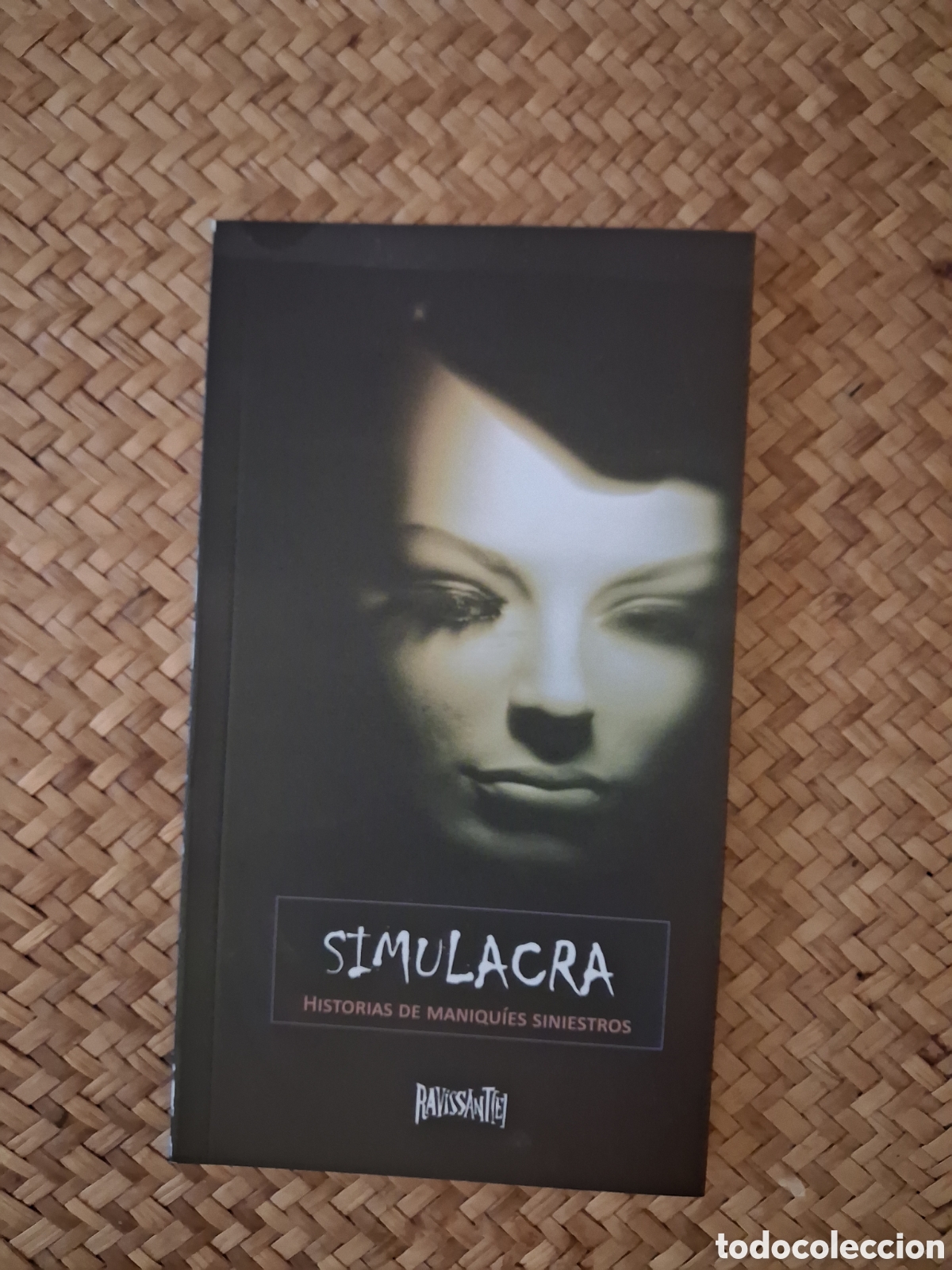 Libros de segunda mano: SIMULACRA: HISTORIAS DE MANIQU&Iacute;ES SINIESTROS. RAVISSANTE, 2023.