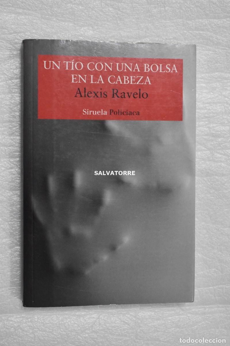 Libros de segunda mano: ALEXIS RAVELO. UN TIO CON UNA BOLSA EN LA CABEZA. SIRUELA POLICIACA. LAS PALMAS. CANARIAS