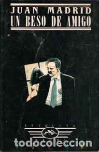 Libros de segunda mano: UN beso de amigo, Juan Madrid