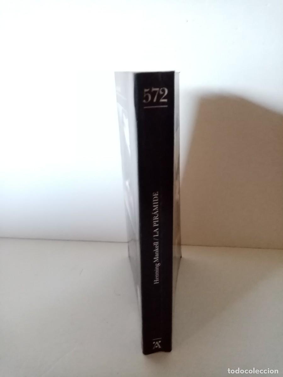 Libros de segunda mano: La pir&aacute;mide Henning Mankell - Foto 2