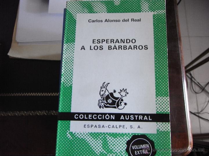 Libros de segunda mano: Esperando a los b&aacute;rbaros. Carlos Alonso del Real - Foto 1