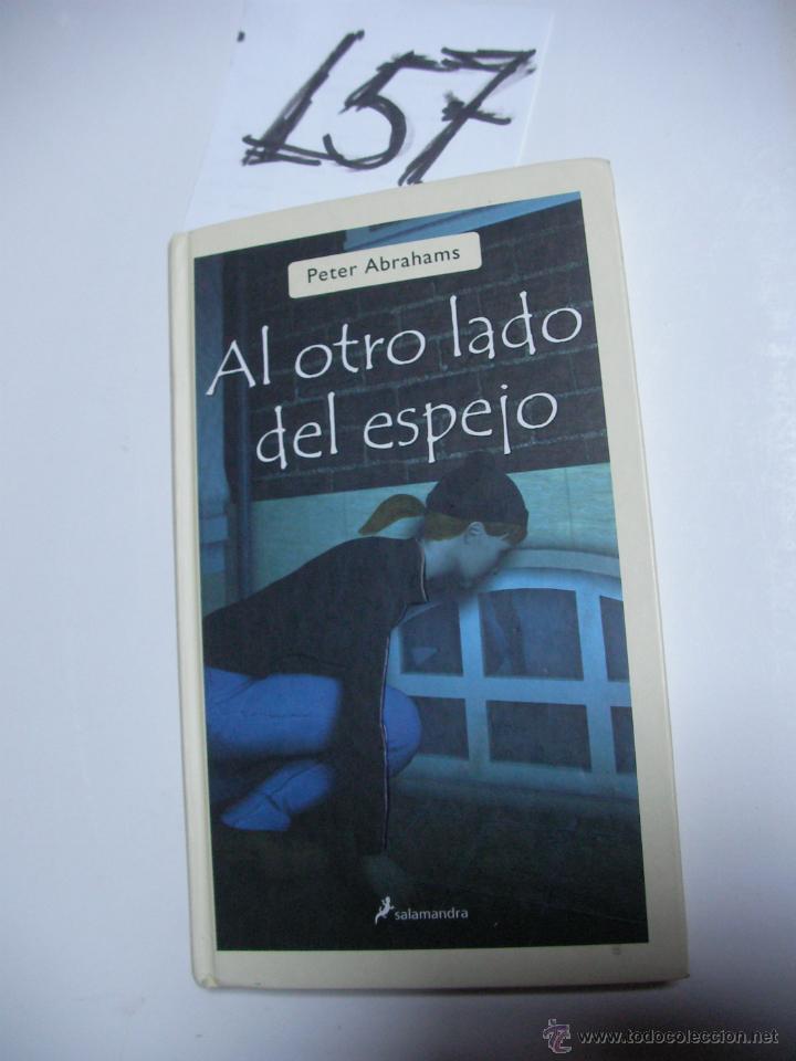 Libros de segunda mano: AL OTRO LADO DEL ESPEJO - PETER ABRAHAMS - Foto 1