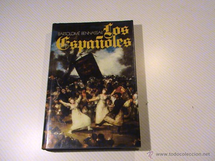 Libros de segunda mano: Los espa&ntilde;oles. Actitudes y mentalidades (autor: Bartolom&eacute; Bennassar) - Foto 1
