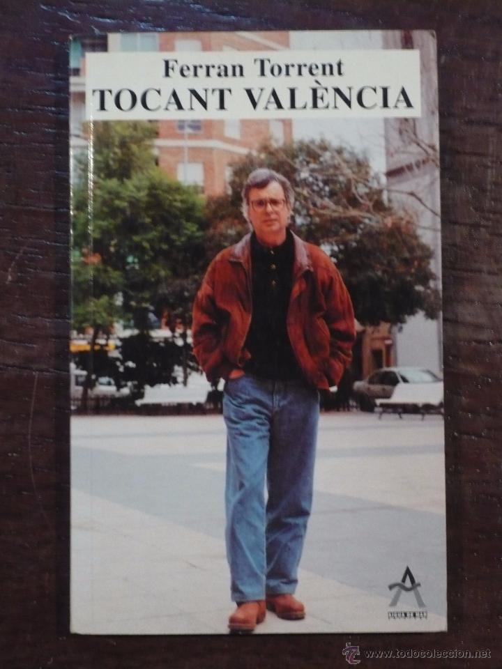 Libros de segunda mano: Tocant Val&egrave;ncia (de Ferran Torrent) - Foto 1