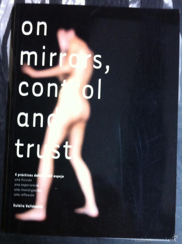 Libros de segunda mano: Eul&agrave;lia Valldosera. On mirrors, control and trust. 2000 - Foto 1