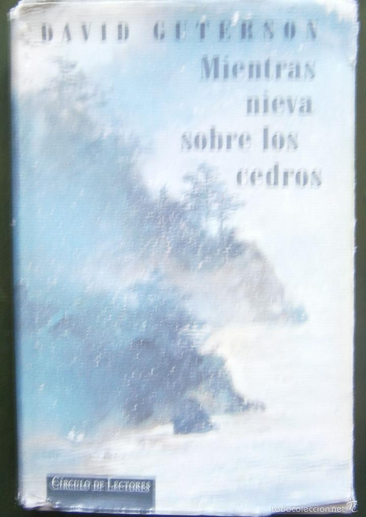 Libros de segunda mano: Mientras nieva sobre los cedros - David Guterson - Foto 1