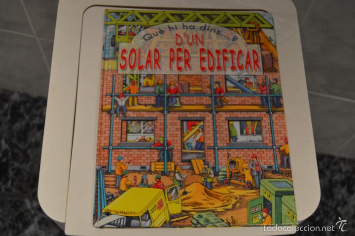 Libros de segunda mano: QU&Eacute; HI HA DINS DUN SOLAR PER EDIFICAR? (RBA MOLINO, 2004) - 16 p&aacute;ginas troqueladas en catal&aacute;n - - Foto 1