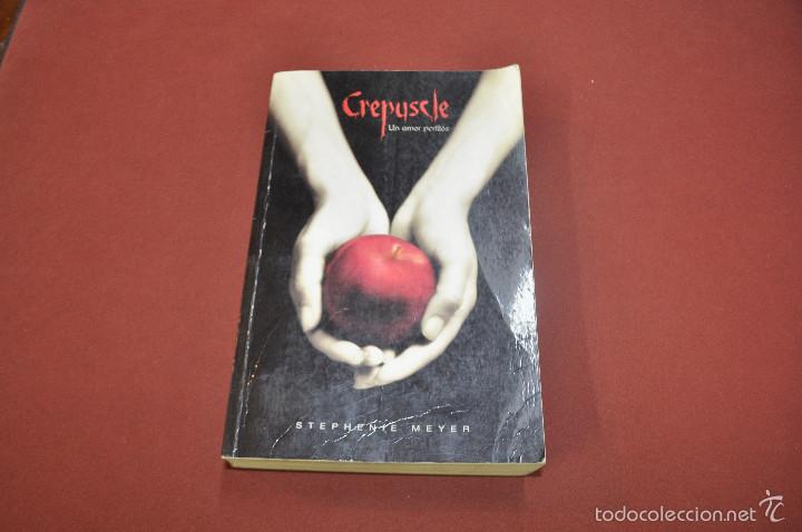 Libros de segunda mano: Crepuscle un amor perill&oacute;s - Stephenie Meyer - NOB - Foto 1