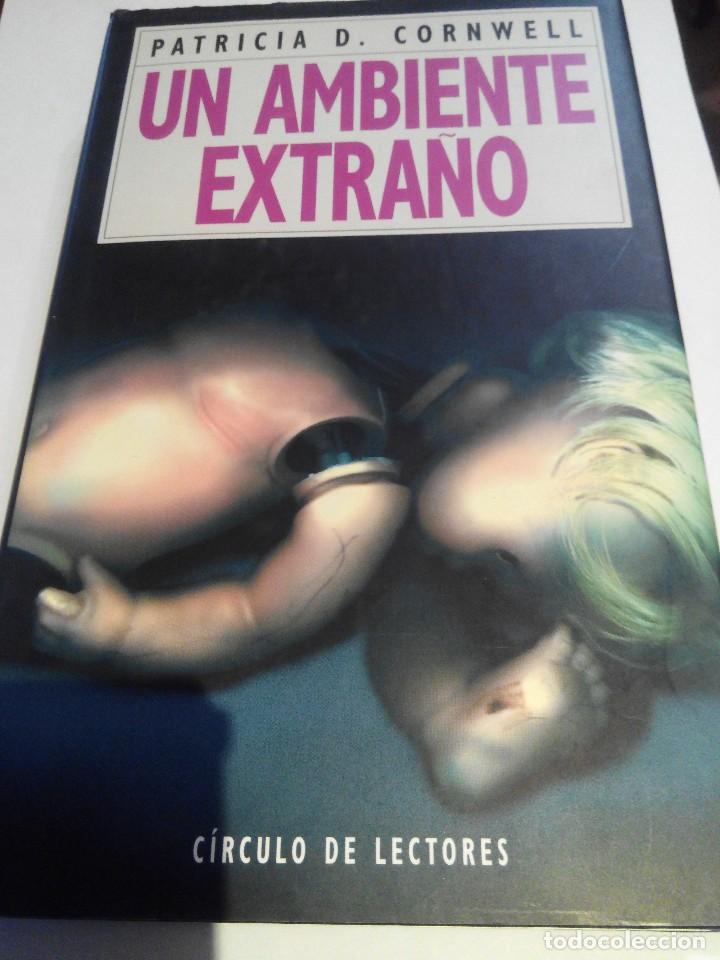 Libros de segunda mano: PATRICIA CORNWELL - UN AMBIENTE EXTRA&Ntilde;O - Foto 1