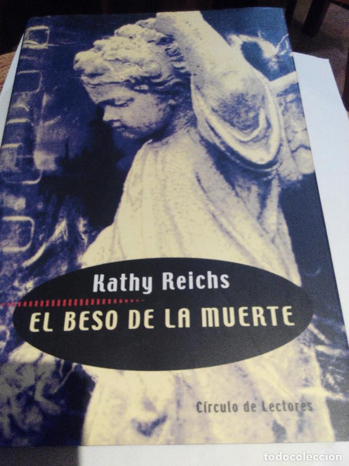 Libros de segunda mano: KATHY REICHS - EL BESO DE LA MUERTE - Foto 1