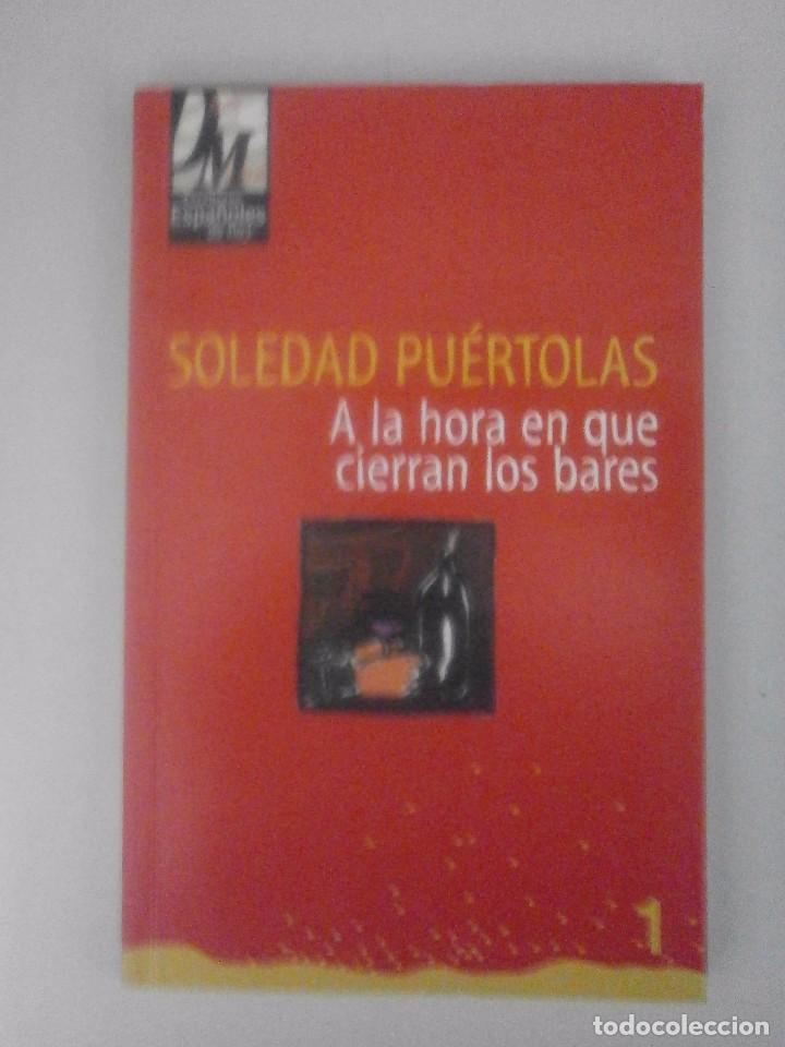 Libros de segunda mano: A LA HORA EN QUE CIERRAN LOS BARES. SOLEDAD PUERTOLAS - Foto 1