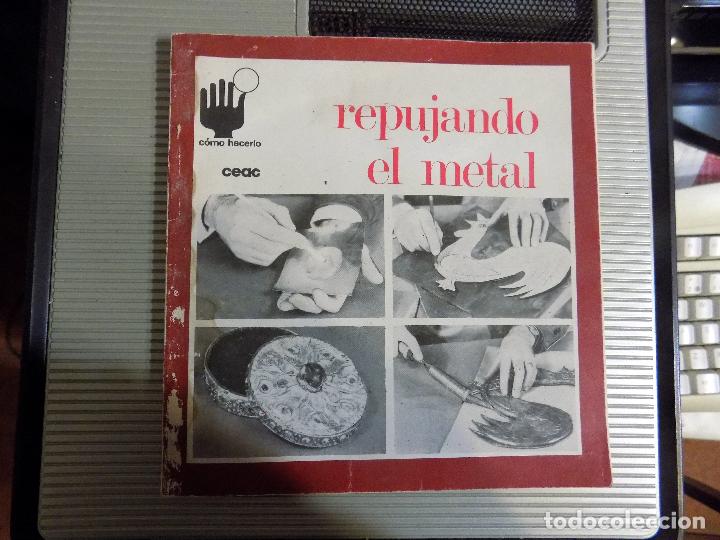 Libros de segunda mano: REPUJANDO EL METAL. CEAC. COMO HACERLO. 1975. MADRID - Foto 1