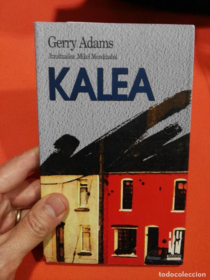 Libros de segunda mano: Libro. En euskera. Kalea. De geri adams@@@ - Foto 1