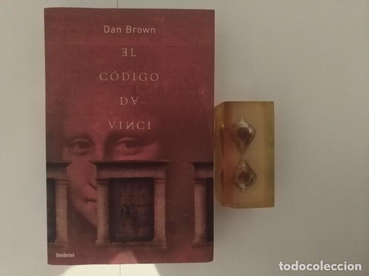 Libros de segunda mano: DAN BROWN. EL CODIGO DAVINCI. EDITORIAL UMBRIEL. 2004. FOLO MENOR, - Foto 1