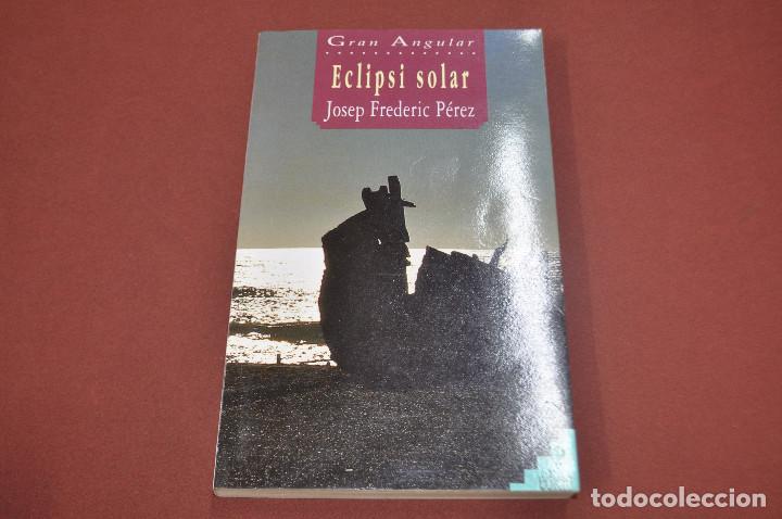 Libros de segunda mano: eclipsi solar - josep frederic p&eacute;rez - grau angular - JUB - Foto 1