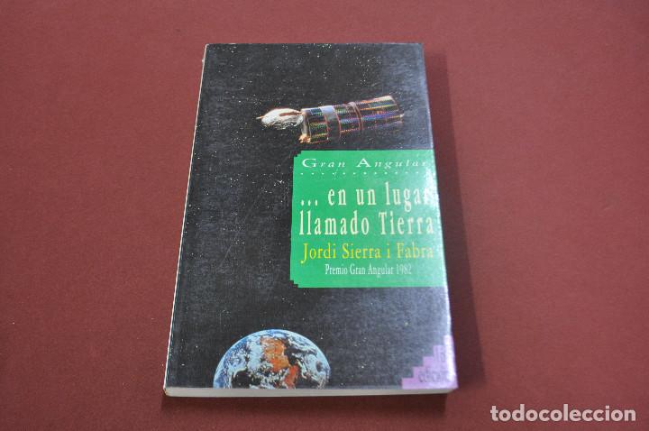 Libros de segunda mano: en un lugar llamado tierra - jordi sierra i fabra - gran angular - JUB - Foto 1