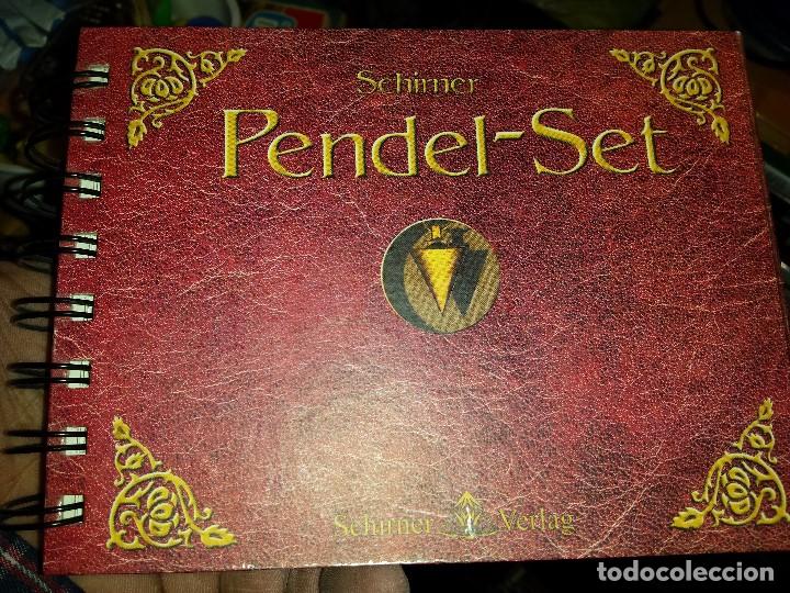 Libros de segunda mano: EL PENDULO DEL SET - PENDEL SET LIBRO EN ALEMAN CON PENDULO DE BRONCE - Foto 1