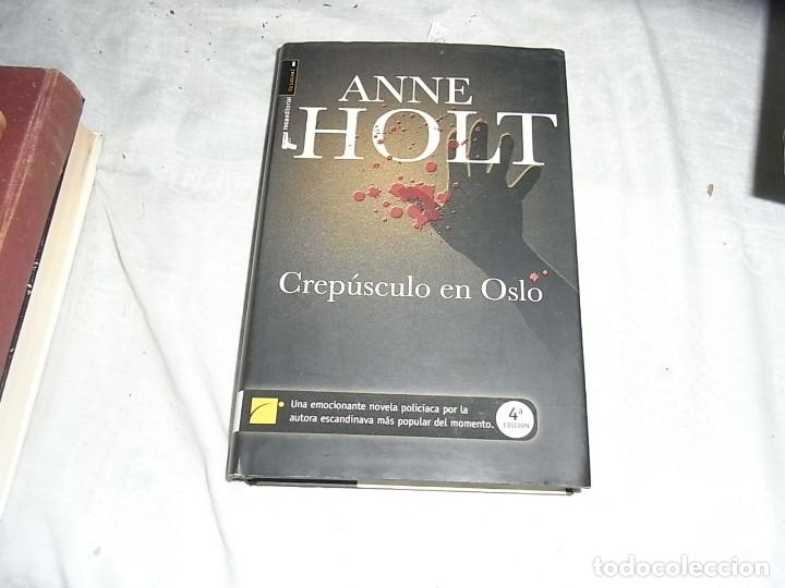 Libros de segunda mano: Anne Holt, Crepusculo en Oslo, Roca Ed - Foto 1
