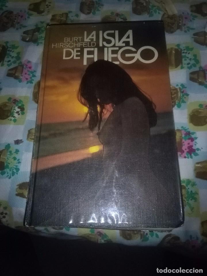 Libros de segunda mano: LA ISLA DE FUEGO. BURT HIRSCHFELD. EST6B1 - Foto 1