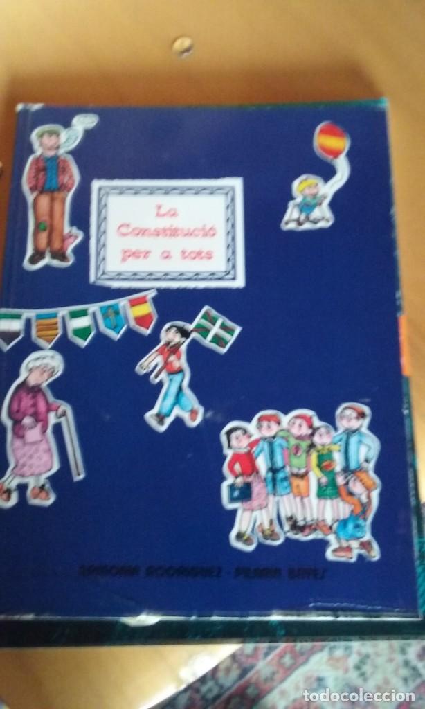 Libros de segunda mano: LA CONSTITUCI&Oacute; PER A TOTS - Foto 1