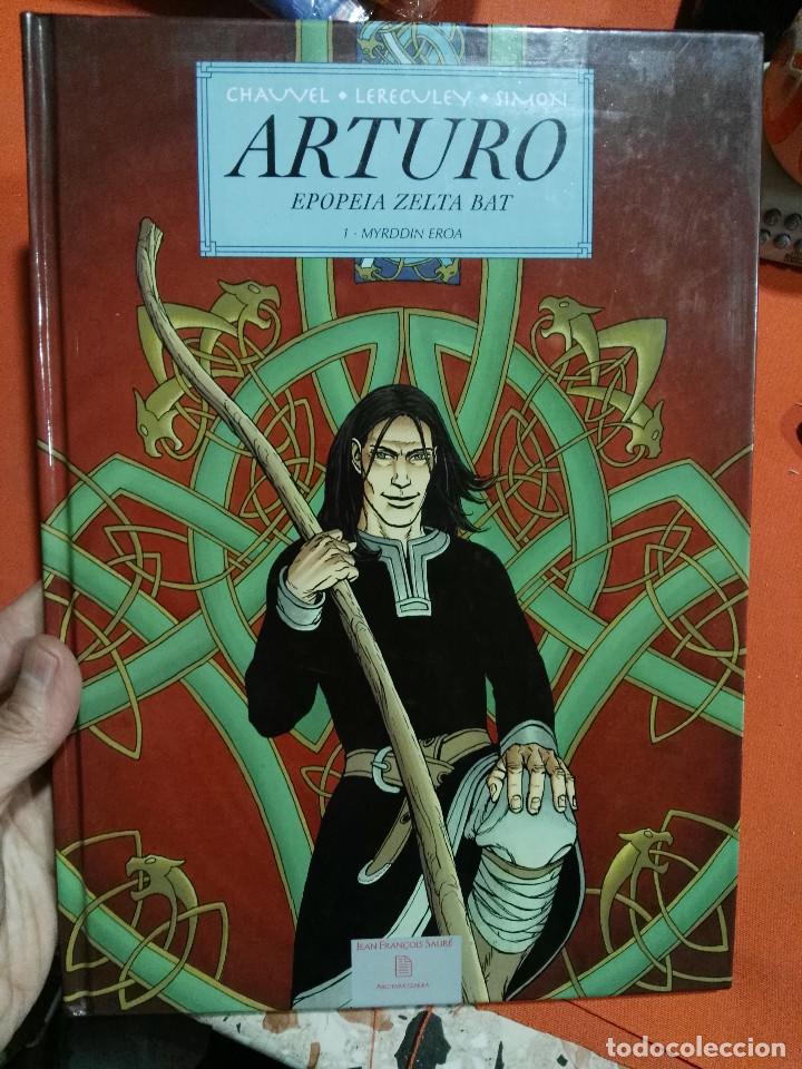 Libros de segunda mano: libro  en euskera  tapa dura   arturo - Foto 1