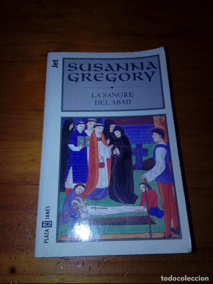 Libros de segunda mano: LA SANGRE DEL ABAD. SUSANNA GREGORY. EST19B4 - Foto 1