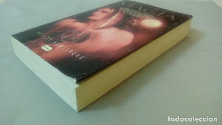 Libros de segunda mano: ALGO MAS QUE MAGIA.- KELLEY ARMSTRONG - Foto 3
