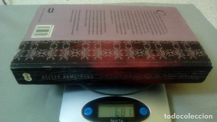 Libros de segunda mano: ALGO MAS QUE MAGIA.- KELLEY ARMSTRONG - Foto 4