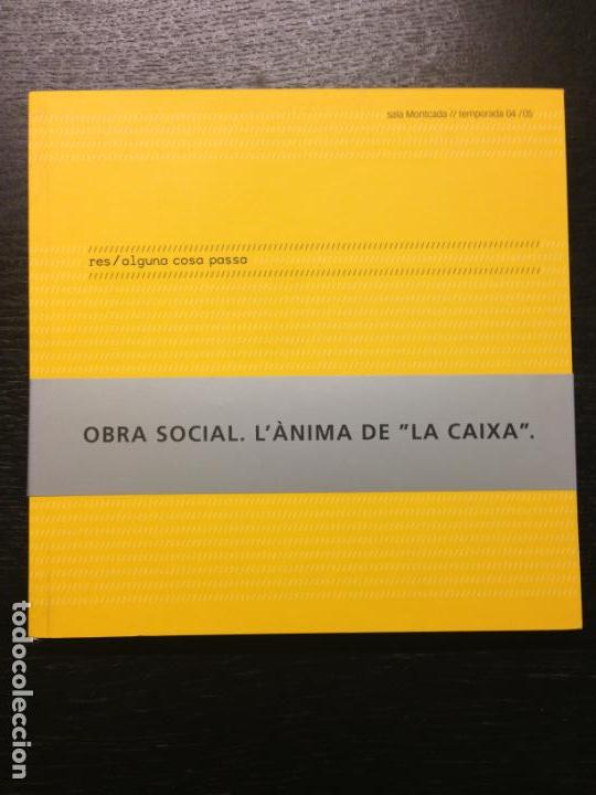 Libros de segunda mano: RES, ALGUNA COSA PASSA, LA CAIXA, 2005 - Foto 1