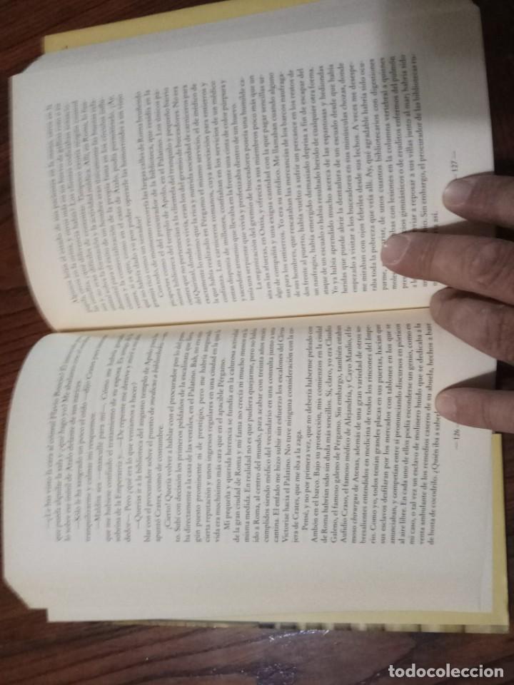 Libros de segunda mano: El m&eacute;dico del emperador. Tessa Korber. - Foto 3