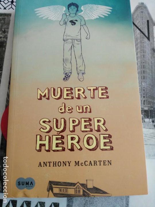 Libros de segunda mano: MUERTE DE UN SUPERHEROE ANTHONY MCCARTEN EDITORIAL SUMA - Foto 1