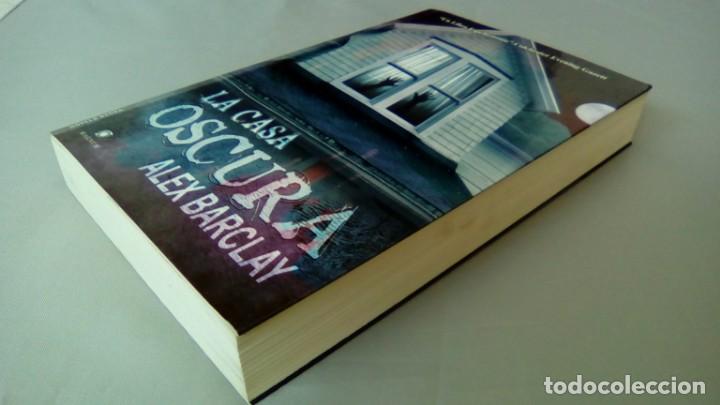 Libros de segunda mano: LA CASA OSCURA.- ALEX BARCLAY - Foto 3