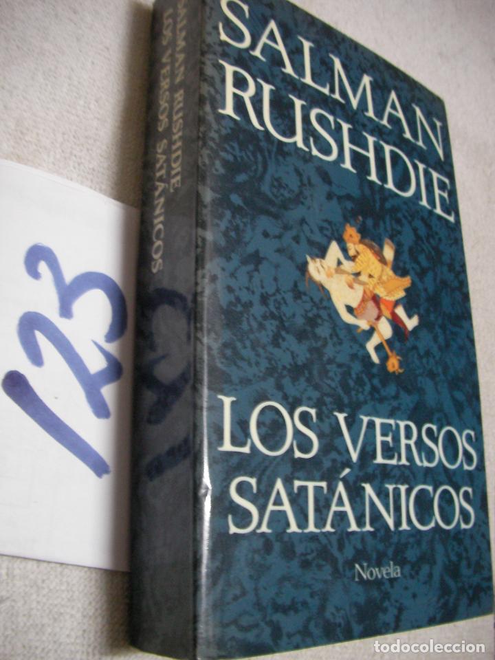 Libros de segunda mano: LOS VERSOS SATANICOS - SALMAN RUSHDIE - Foto 1