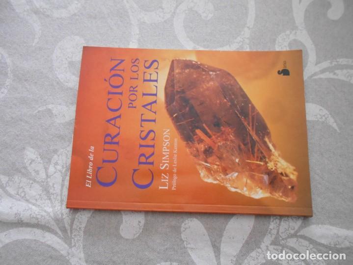 Libros de segunda mano: libro de  curacion por los cristales  de liz simpson - Foto 1