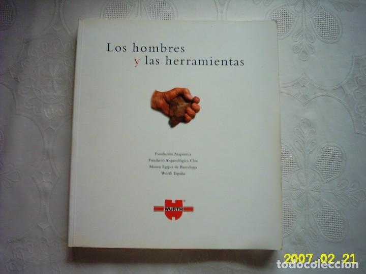 Libros de segunda mano: VV.AA. LOS HOMBRES Y LAS HERRAMIENTAS. 2002. PRIMERA EDICI&Oacute;N. - Foto 1