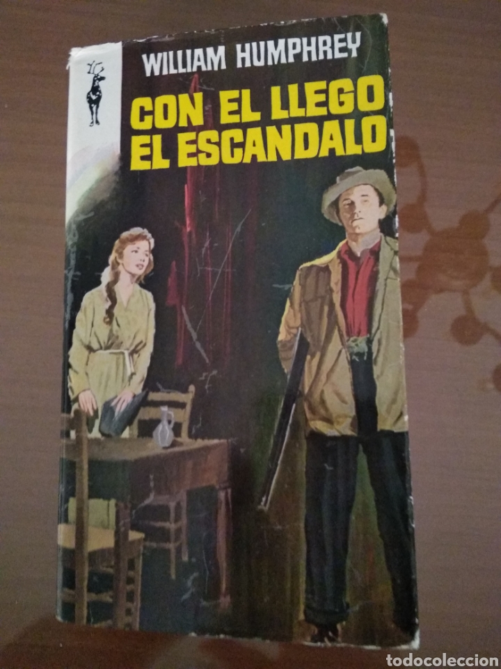 Libros de segunda mano: Con el llego el esc&aacute;ndalo. William Humphrey - Foto 1