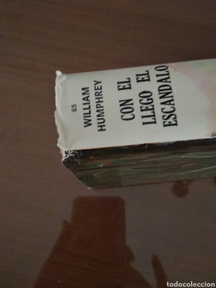 Libros de segunda mano: Con el llego el esc&aacute;ndalo. William Humphrey - Foto 3