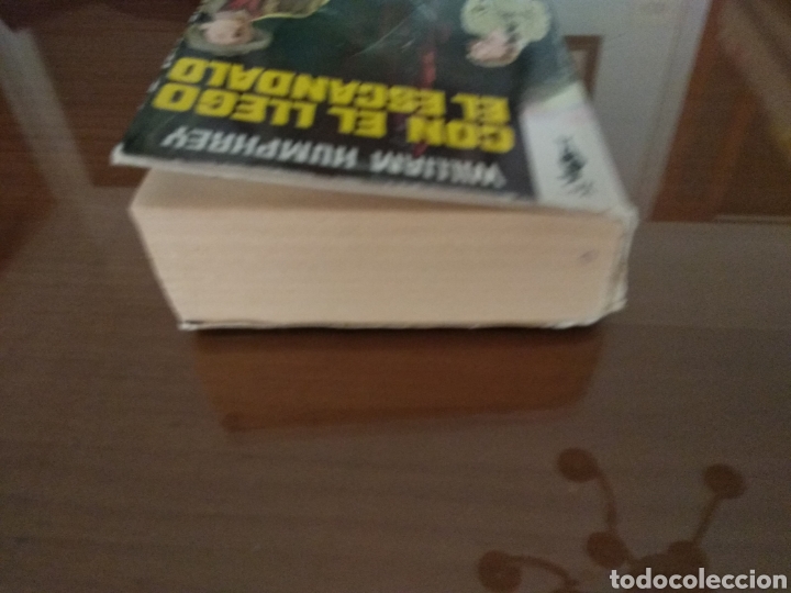 Libros de segunda mano: Con el llego el esc&aacute;ndalo. William Humphrey - Foto 4