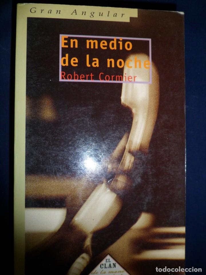 Libros de segunda mano: COLECCI&Oacute;N GRAN ANGULAR N&ordm; 2 EN MEDIO DE LA NOCHE. ROBERT CORMIER - Foto 1
