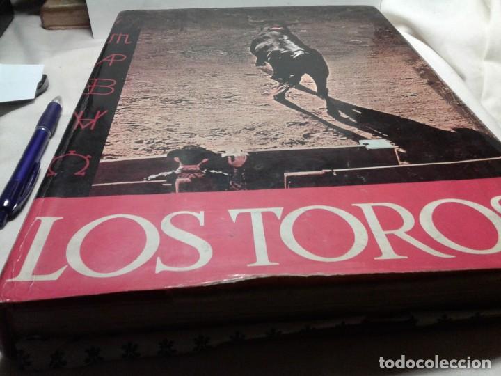 Libros de segunda mano: LOS TOROS, 1966, TEXTOS DE ANTONIO ABAD, B 11 - Foto 1