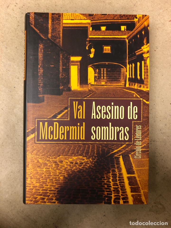 Libros de segunda mano: ASESINO DE SOMBRAS Y LUGAR DE EJECUCI&Oacute;N. VAL McDERMID. C&Iacute;RCULO DE LECTORES. - Foto 2